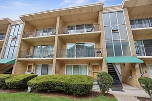 10314 S Komensky Ave, Oak Lawn, IL 60453 - Photo 1