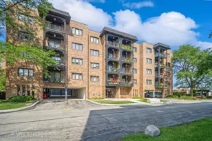 9375 Landings Ln, Des Plaines, IL 60016 - Photo 1