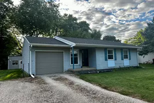 9 Kirkwood Dr, Clifton, IL 61727 - Photo 1