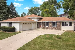 102 Hickory Ln, Morris, IL 60450 - Photo 1