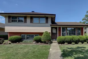 410 Dover Dr, Des Plaines, IL 60018 - Photo 1
