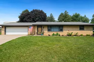 712 Bluecrest Dr, Rockford, IL 61107 - Photo 1