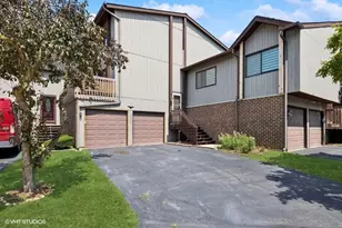 776 Golfview Dr, Roselle, IL 60172 - Photo 1