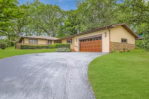 901 Banbury Rd, Mundelein, IL 60060 - Photo 1