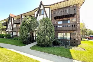 15 Crestview Ln, Vernon Hills, IL 60061 - Photo 1