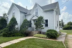 719 Park Ave, Sycamore, IL 60178 - Photo 1