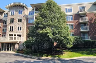 425 Benjamin Dr, Vernon Hills, IL 60061 - Photo 1