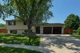 969 Camelot Pl, Crystal Lake, IL 60014 - Photo 1