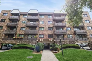 121 S Vail Ave, Arlington Heights, IL 60005 - Photo 1