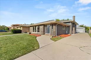 8943 S Richmond Ave, Evergreen Park, IL 60805 - Photo 1