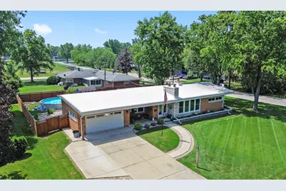 404 Oakwood Drive, Crete, IL 60417 - Photo 1