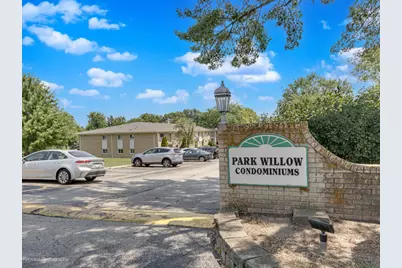 550 Chase Drive #14, Clarendon Hills, IL 60514 - Photo 1