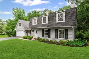 933 Holcomb Dr, Mundelein, IL 60060 - Photo 1