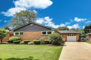 207 E Berkshire Ln, Mount Prospect, IL 60056 - Photo 1