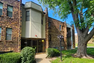 2208 Country Club Dr, Woodridge, IL 60517 - Photo 1