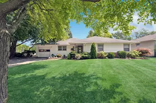 906 N Allen Ave, McHenry, IL 60050 - Photo 1