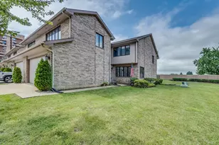 318 S Dominion Dr, Wood Dale, IL 60191 - Photo 1