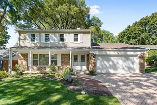 408 W Hawthorne Ct, Lake Bluff, IL 60044 - Photo 1