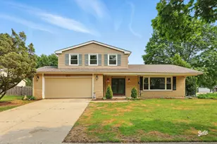 311 Greentree Pkwy, Libertyville, IL 60048 - Photo 1