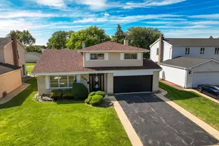 1701 W Goldengate Dr, Addison, IL 60101 - Photo 1