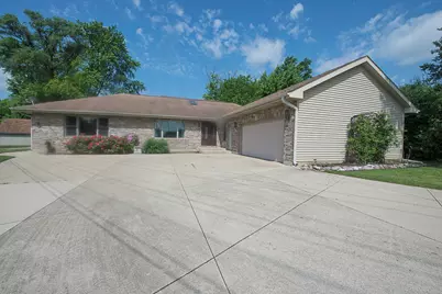 422 Beverly Avenue, Addison, IL 60101 - Photo 1