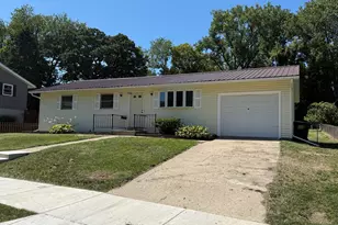 1748 Ridge Dr, Freeport, IL 61032 - Photo 1