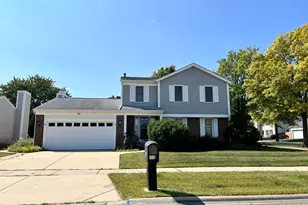 30 Wildwood Dr, Roselle, IL 60172 - Photo 1