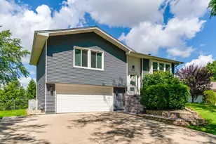 820 Quincy Dr, Roselle, IL 60172 - Photo 1