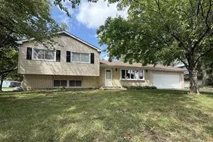 238 Berkshire Dr, Crystal Lake, IL 60014 - Photo 1