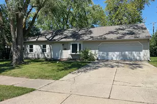 929 Southbridge Dr, Aurora, IL 60506 - Photo 1