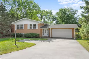 573 Maple Ave, Lisle, IL 60532 - Photo 1