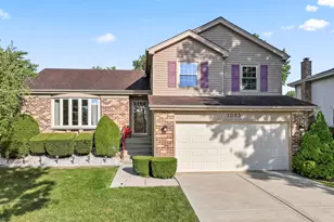 1093 Gloria Dr, Elk Grove Village, IL 60007 - Photo 1