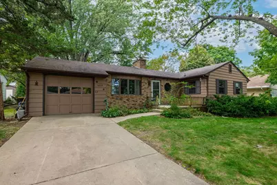 1430 S Blackhawk Avenue, Freeport, IL 61032 - Photo 1