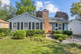 733 S Prairie Ave, Barrington, IL 60010 - Photo 1