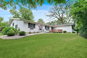 915 Royal Dr, McHenry, IL 60050 - Photo 1