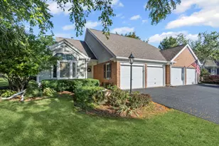 688 Glasgow Ln, Prospect Heights, IL 60070 - Photo 1