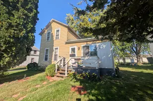 821 S Chippewa Ave, Freeport, IL 61032 - Photo 1