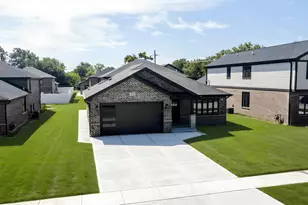 7951 W 73 Pl, Bridgeview, IL 60455 - Photo 1