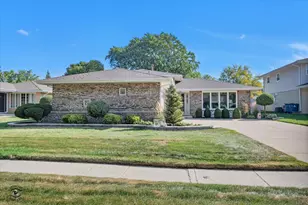 10443 Broadmoor Dr, Palos Hills, IL 60465 - Photo 1