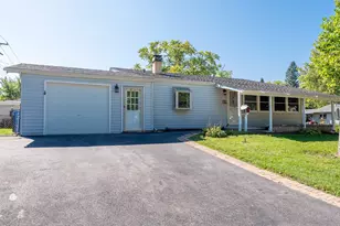 901 Garfield Dr, Carpentersville, IL 60110 - Photo 1