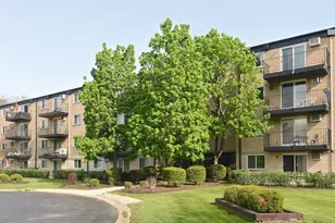 2420 E Brandenberry Ct, Arlington Heights, IL 60004 - Photo 1