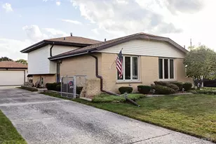 5733 W 101st Pl, Oak Lawn, IL 60453 - Photo 1