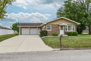 2 Edgewood Dr, Pontiac, IL 61764 - Photo 1