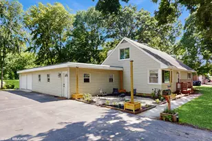 16051 W Des Plaines Dr, Libertyville, IL 60048 - Photo 1