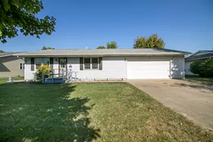 704 E Ash St, Watseka, IL 60970 - Photo 1