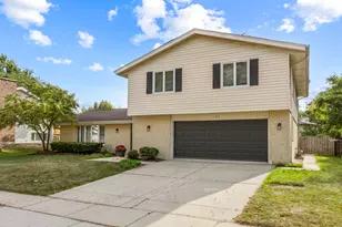 831 Pinehurst Ln, Schaumburg, IL 60193 - Photo 1