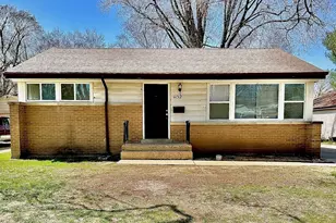 1152 Hiawatha Dr, Elgin, IL 60120 - Photo 1