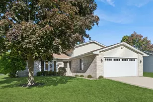 700 Country Ln N, Roselle, IL 60172 - Photo 1