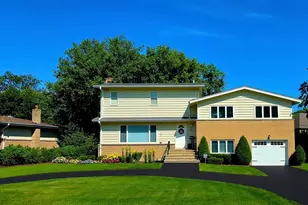 517 Appletree Ln, Deerfield, IL 60015 - Photo 1