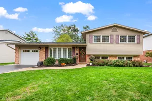 215 W Hintz Rd, Arlington Heights, IL 60004 - Photo 1